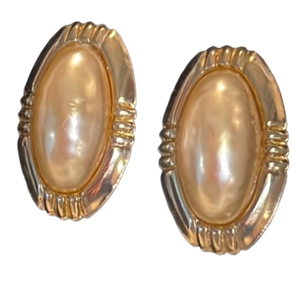 1.5” mixed metal gold tone stud earrings with large oval simulated pearl setting - Picture 4 of 13